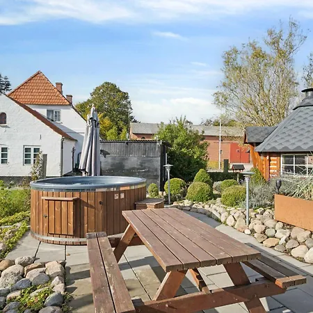 580 M2 Countryside Idyll With Activity