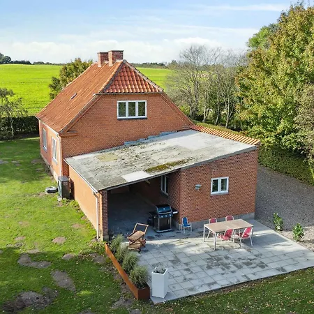 580 M2 Countryside Idyll With Activity