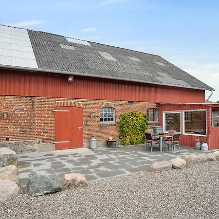 580 M2 Countryside Idyll With Activity *